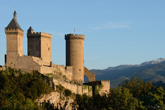 Photo d'un paysage d'Ariège : château de Foix, avec le mont Fourcat en arrière plan